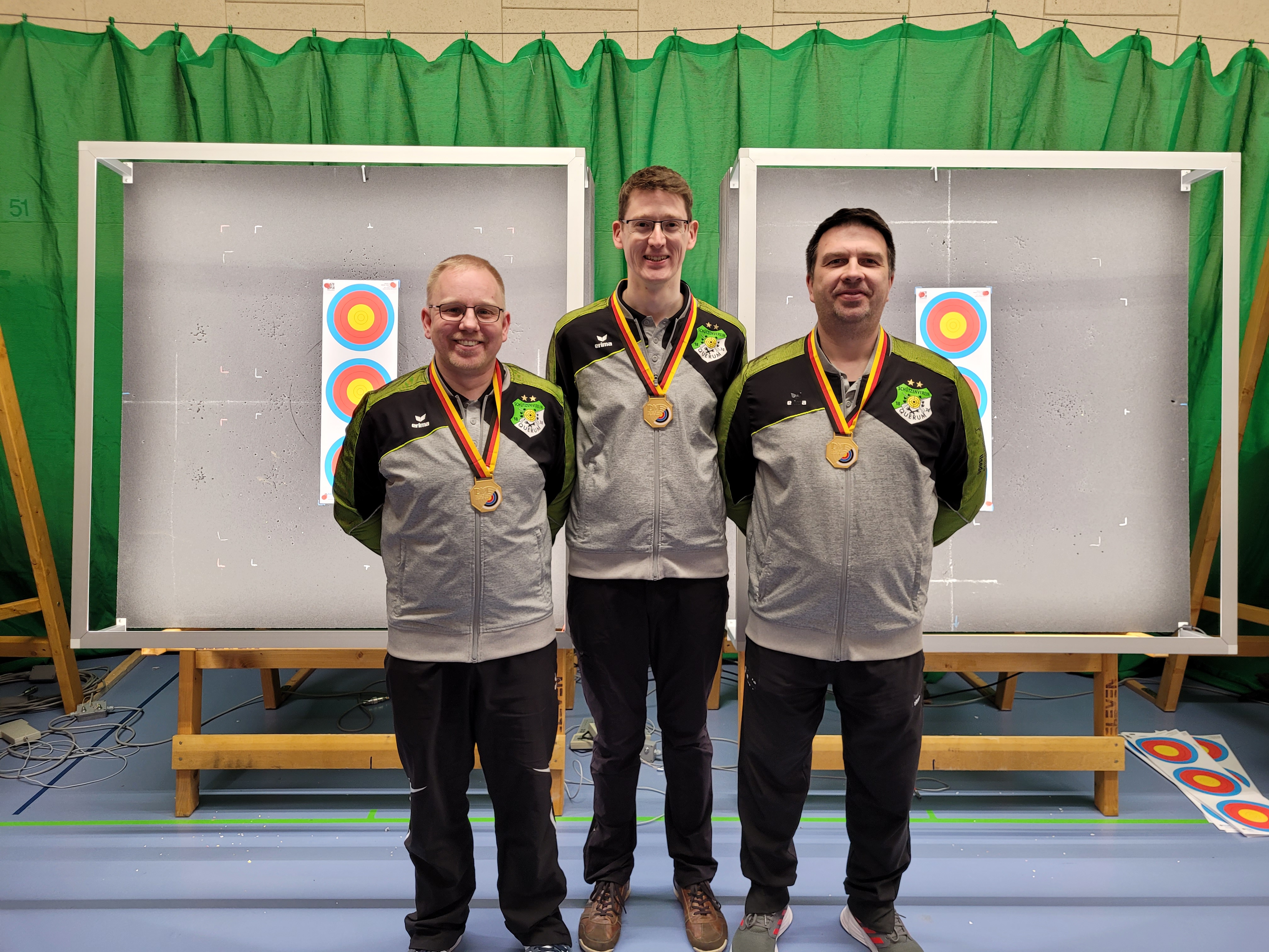 Bild 2 die zeigt die Compoundbogenmannschaft, von links nach rechts,Kai Knechtel, Sascha Niedermeyer, Thomas Hasenfuß, Foto: S. Niedermeyer
